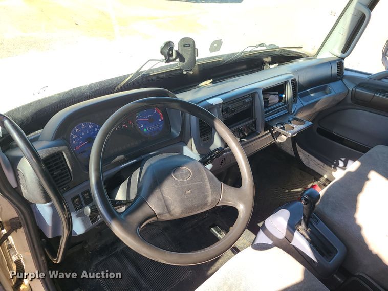 image for item MJ9532 2007 Hino 268  box truck