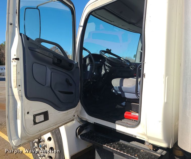 image for item MJ9533 2007 Hino 268  box truck