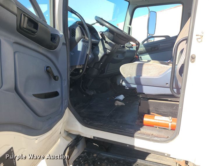 image for item MJ9533 2007 Hino 268  box truck