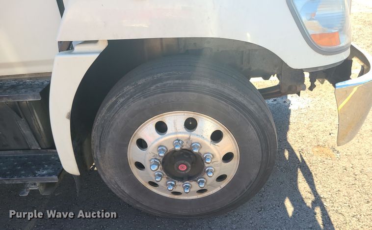 image for item MJ9533 2007 Hino 268  box truck