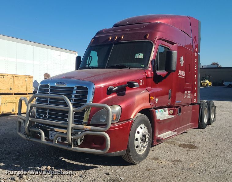 image for item MJ9535 2014 Freightliner Cascadia  semi truck