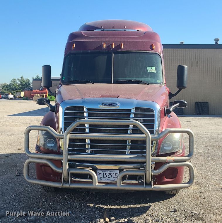 image for item MJ9535 2014 Freightliner Cascadia  semi truck