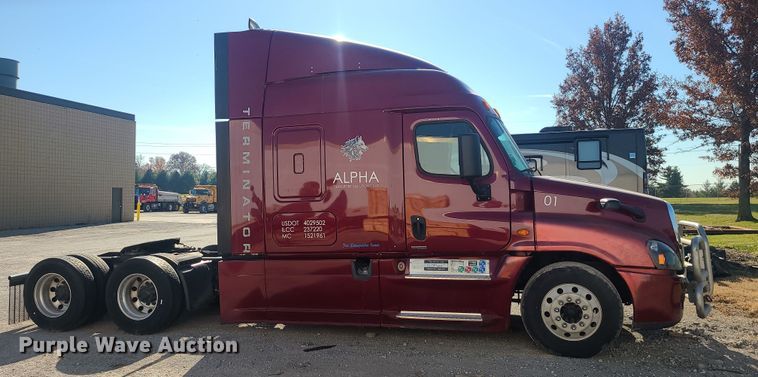 image for item MJ9535 2014 Freightliner Cascadia  semi truck