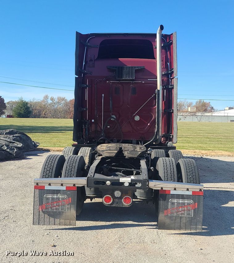 image for item MJ9535 2014 Freightliner Cascadia  semi truck