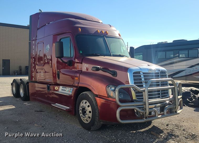 image for item MJ9535 2014 Freightliner Cascadia  semi truck