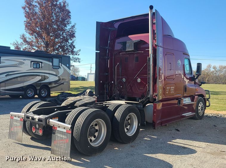 image for item MJ9535 2014 Freightliner Cascadia  semi truck