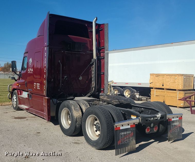 image for item MJ9535 2014 Freightliner Cascadia  semi truck