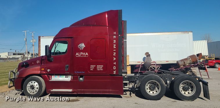 image for item MJ9535 2014 Freightliner Cascadia  semi truck