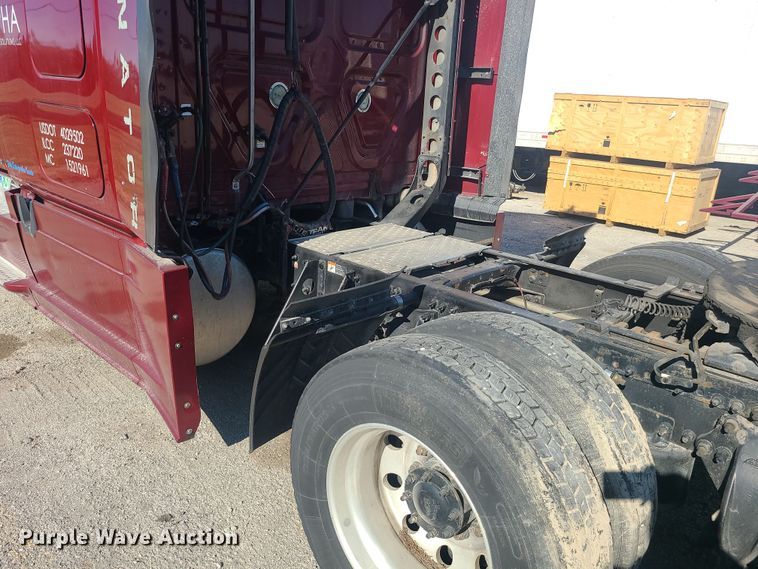 image for item MJ9535 2014 Freightliner Cascadia  semi truck