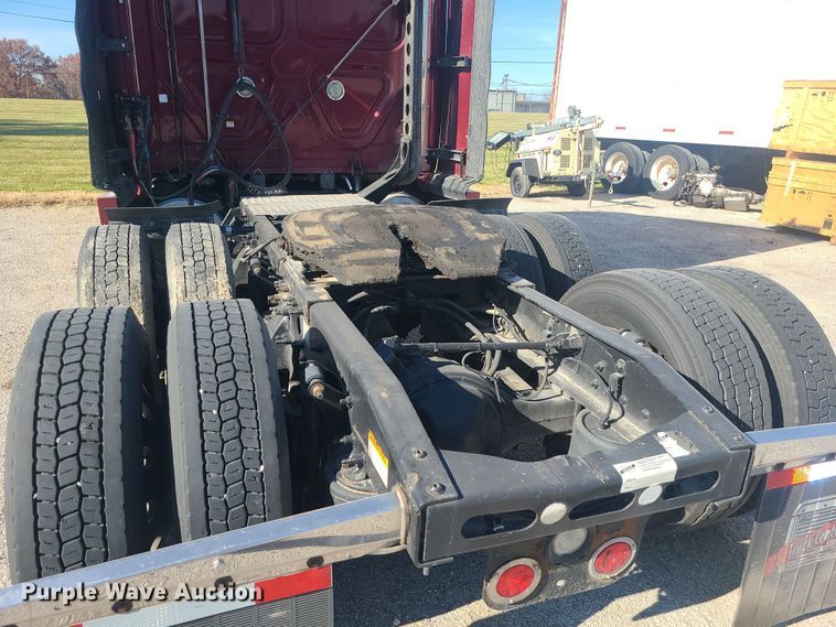 image for item MJ9535 2014 Freightliner Cascadia  semi truck