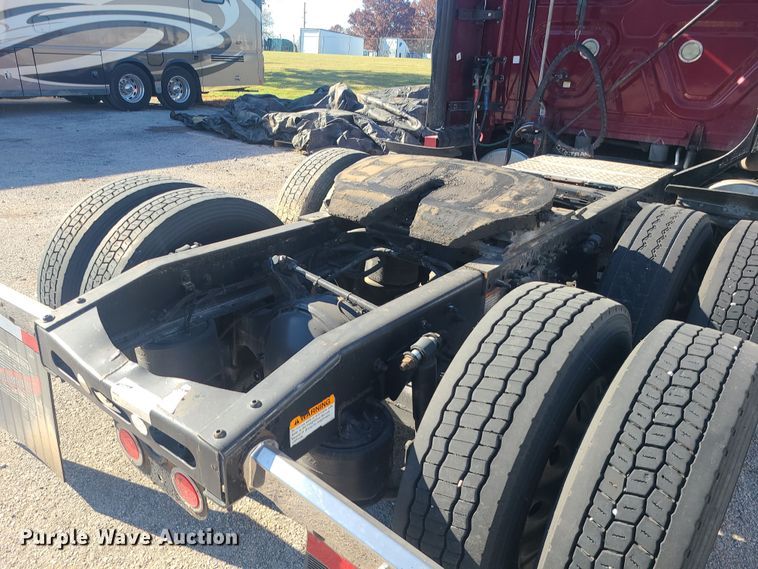 image for item MJ9535 2014 Freightliner Cascadia  semi truck