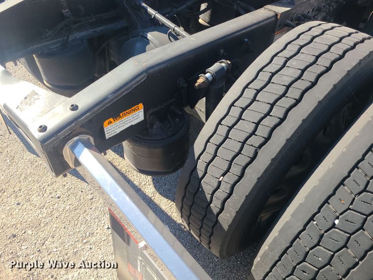 image for item MJ9535 2014 Freightliner Cascadia  semi truck