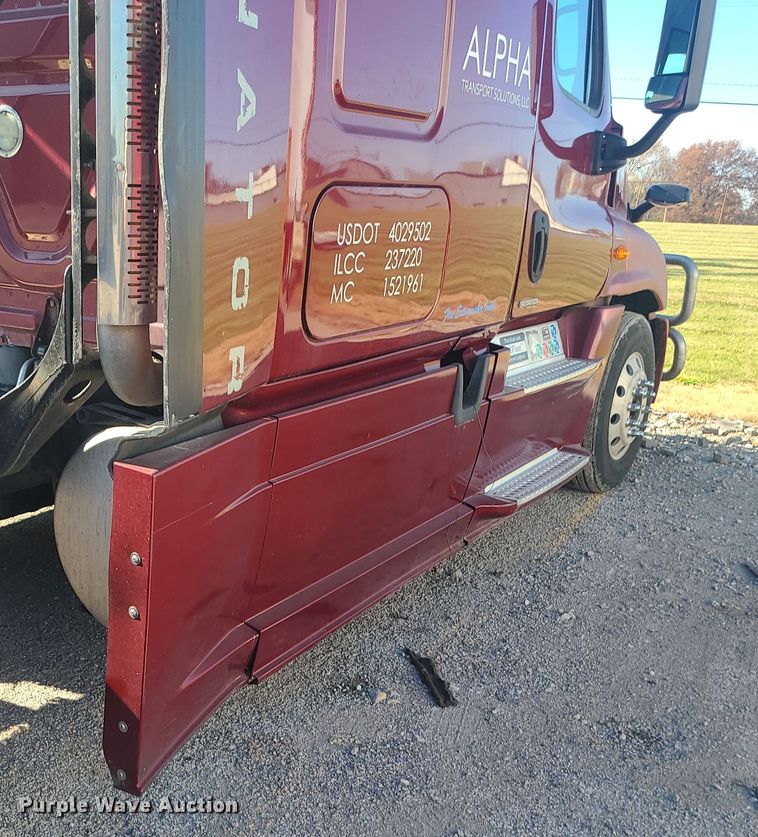 image for item MJ9535 2014 Freightliner Cascadia  semi truck