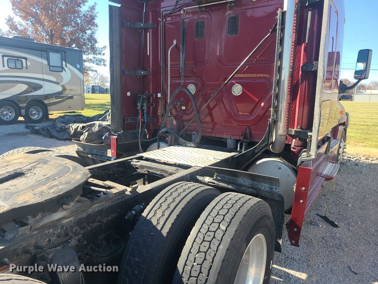 image for item MJ9535 2014 Freightliner Cascadia  semi truck