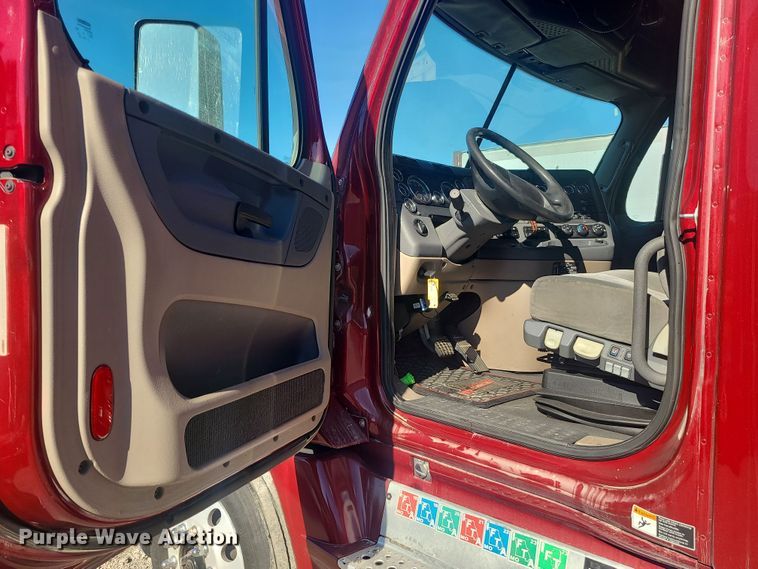 image for item MJ9535 2014 Freightliner Cascadia  semi truck