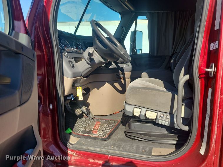 image for item MJ9535 2014 Freightliner Cascadia  semi truck