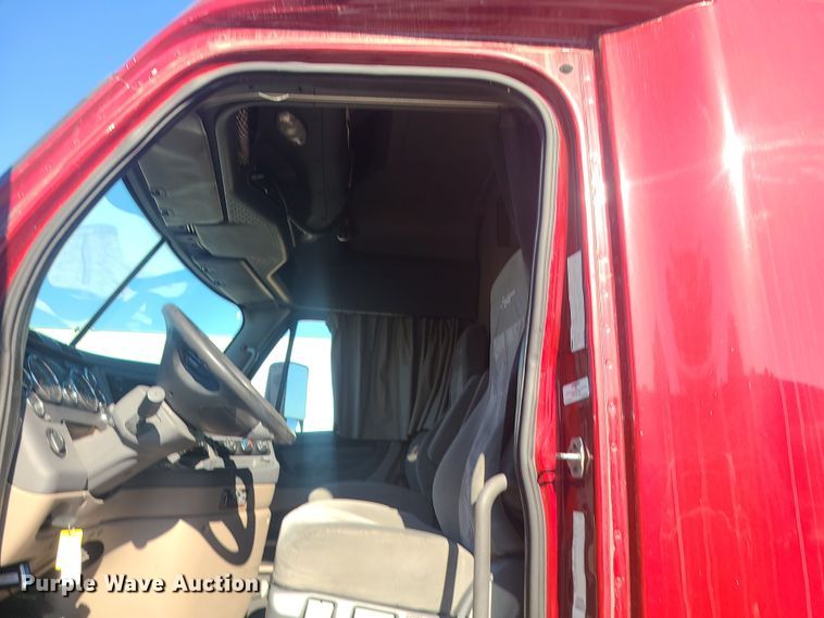 image for item MJ9535 2014 Freightliner Cascadia  semi truck