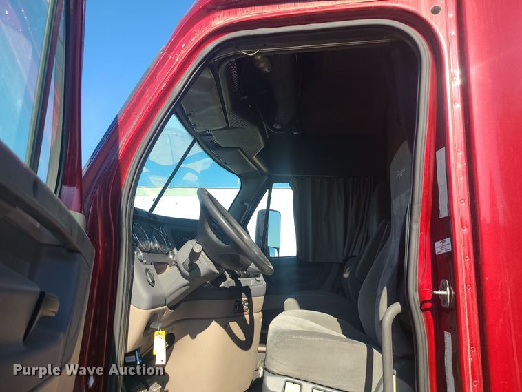 image for item MJ9535 2014 Freightliner Cascadia  semi truck