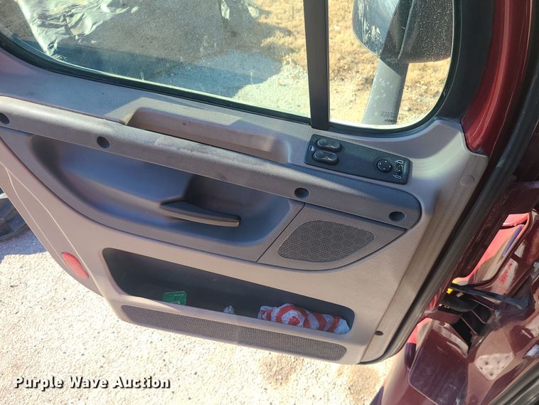 image for item MJ9535 2014 Freightliner Cascadia  semi truck