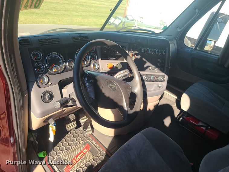 image for item MJ9535 2014 Freightliner Cascadia  semi truck