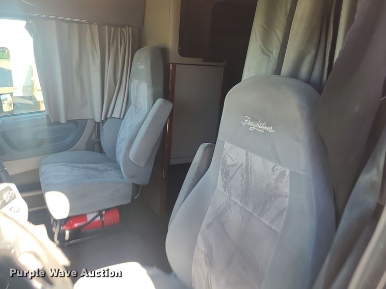 image for item MJ9535 2014 Freightliner Cascadia  semi truck