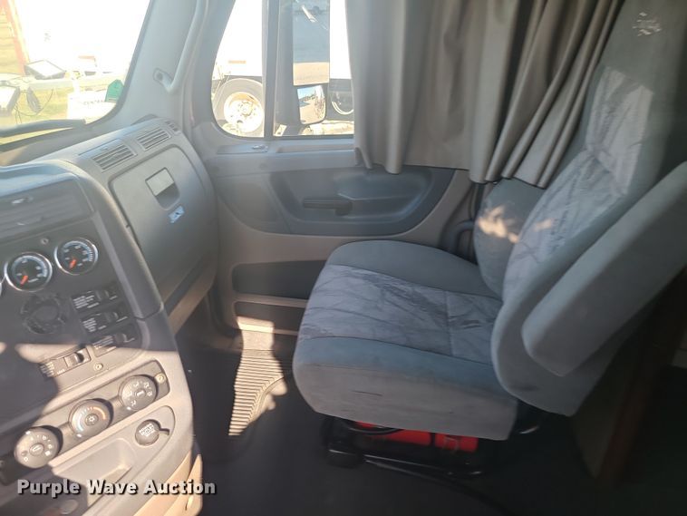 image for item MJ9535 2014 Freightliner Cascadia  semi truck