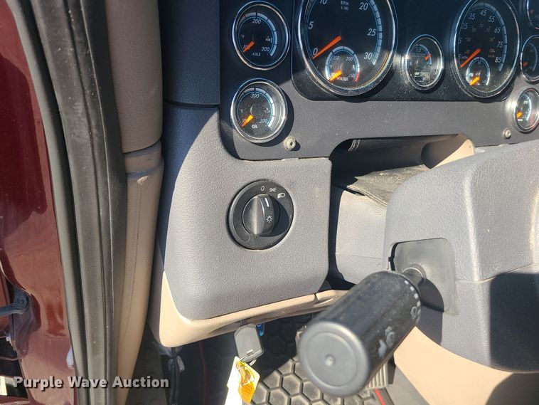 image for item MJ9535 2014 Freightliner Cascadia  semi truck