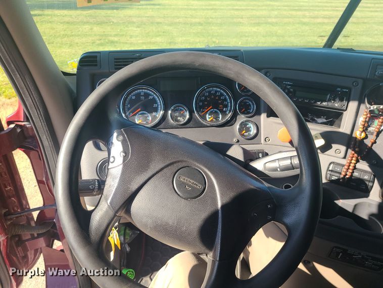 image for item MJ9535 2014 Freightliner Cascadia  semi truck