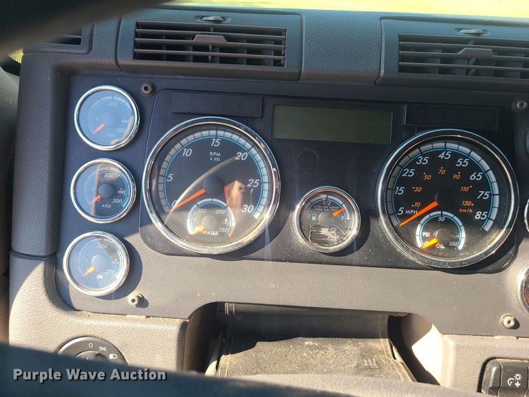 image for item MJ9535 2014 Freightliner Cascadia  semi truck