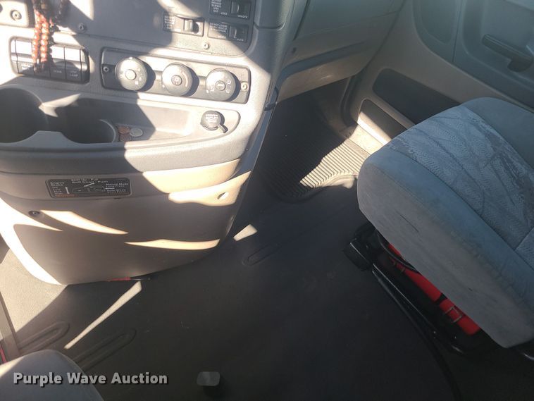 image for item MJ9535 2014 Freightliner Cascadia  semi truck