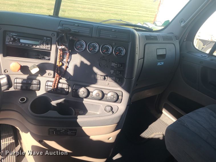 image for item MJ9535 2014 Freightliner Cascadia  semi truck