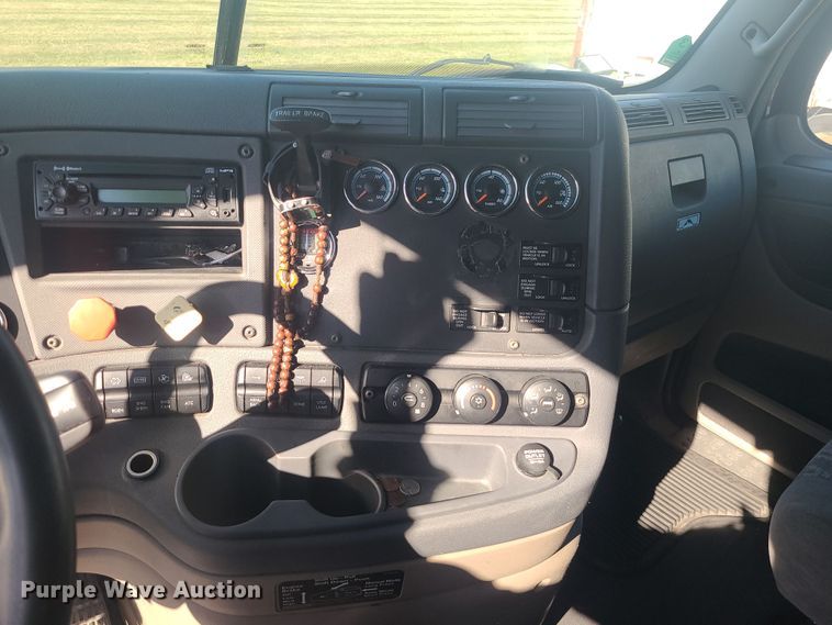 image for item MJ9535 2014 Freightliner Cascadia  semi truck