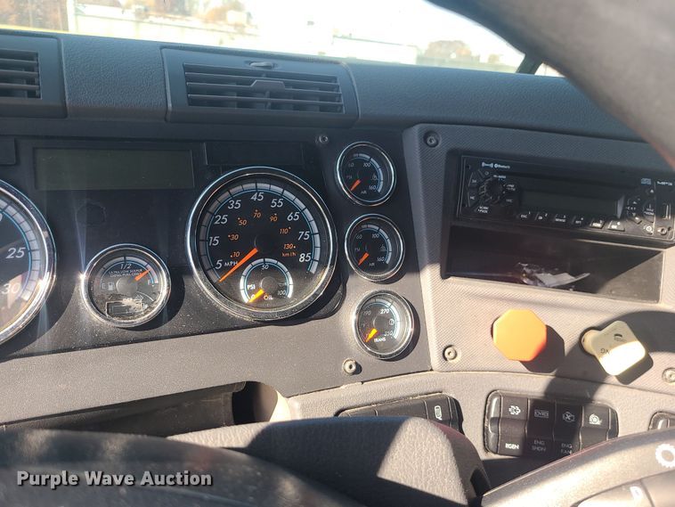 image for item MJ9535 2014 Freightliner Cascadia  semi truck