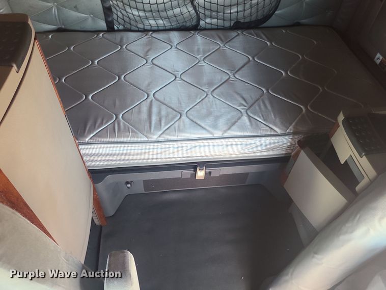 image for item MJ9535 2014 Freightliner Cascadia  semi truck