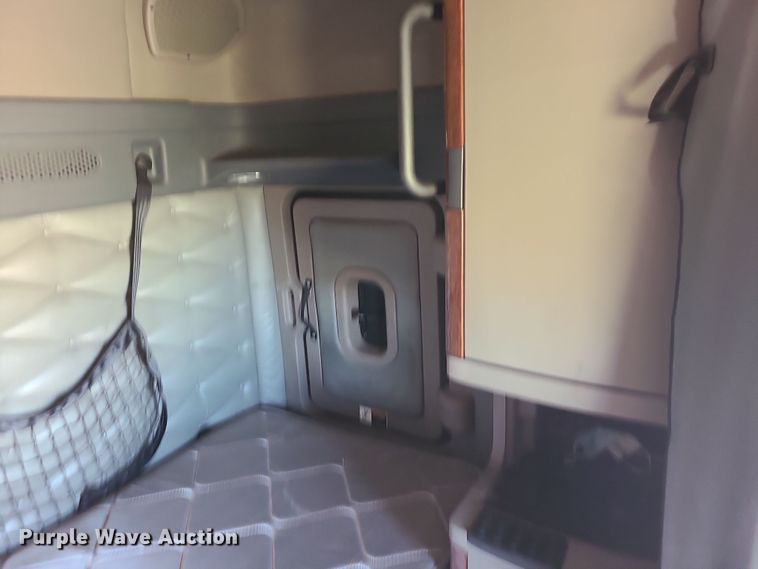 image for item MJ9535 2014 Freightliner Cascadia  semi truck