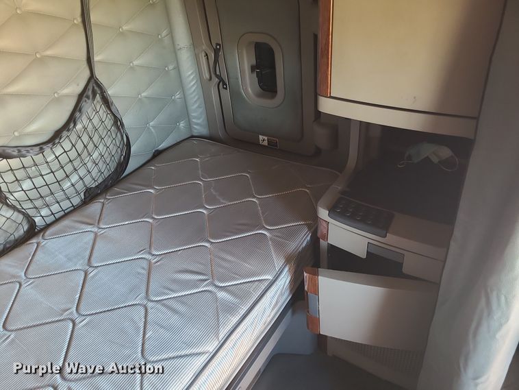 image for item MJ9535 2014 Freightliner Cascadia  semi truck