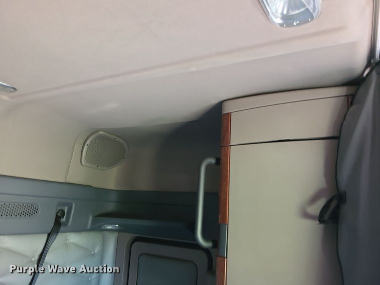 image for item MJ9535 2014 Freightliner Cascadia  semi truck