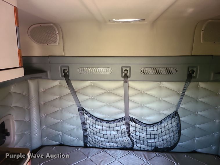 image for item MJ9535 2014 Freightliner Cascadia  semi truck