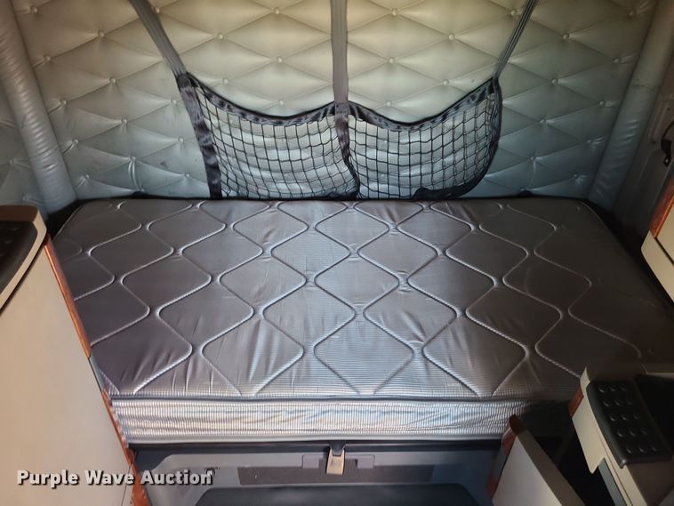 image for item MJ9535 2014 Freightliner Cascadia  semi truck