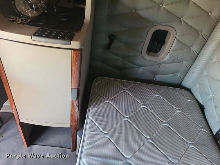 image for item MJ9535 2014 Freightliner Cascadia  semi truck