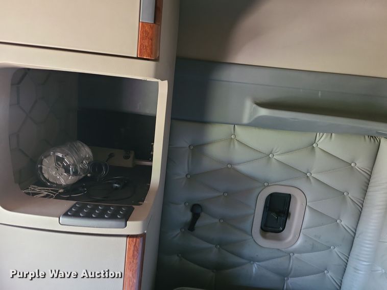 image for item MJ9535 2014 Freightliner Cascadia  semi truck