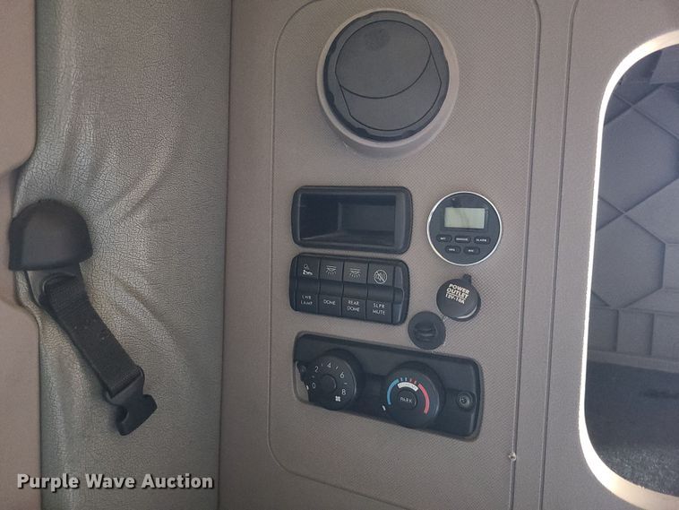 image for item MJ9535 2014 Freightliner Cascadia  semi truck