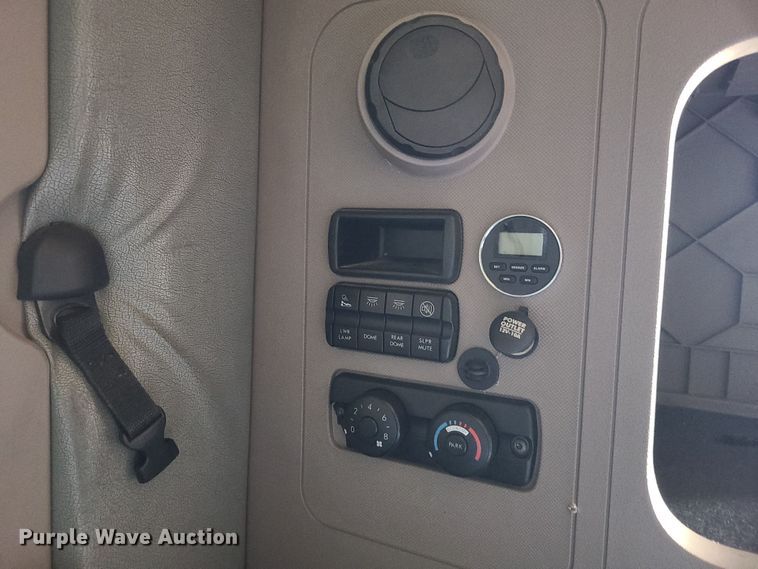 image for item MJ9535 2014 Freightliner Cascadia  semi truck