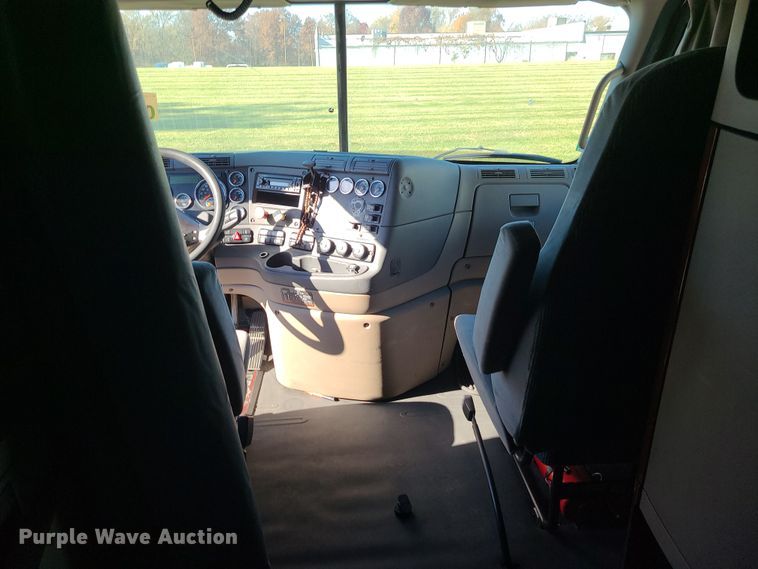 image for item MJ9535 2014 Freightliner Cascadia  semi truck