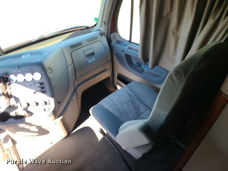 image for item MJ9535 2014 Freightliner Cascadia  semi truck