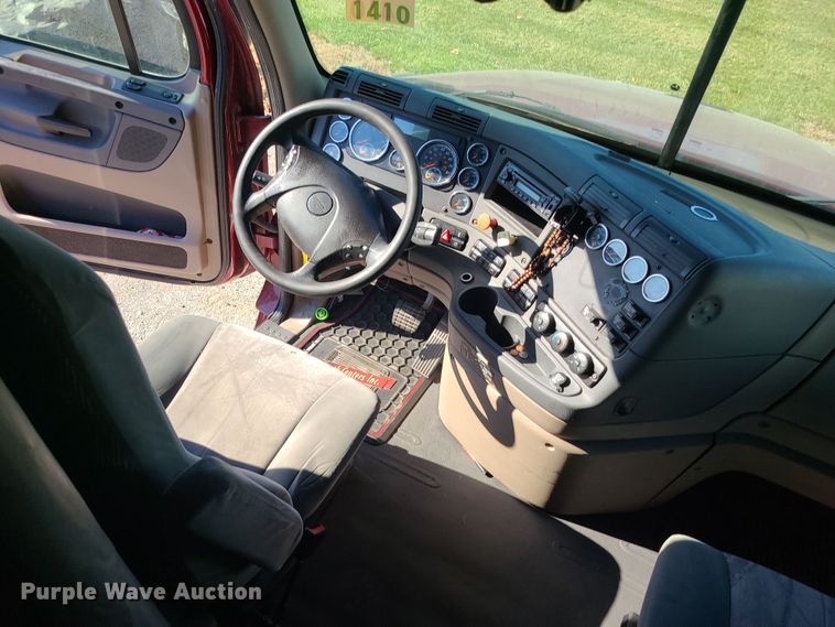 image for item MJ9535 2014 Freightliner Cascadia  semi truck