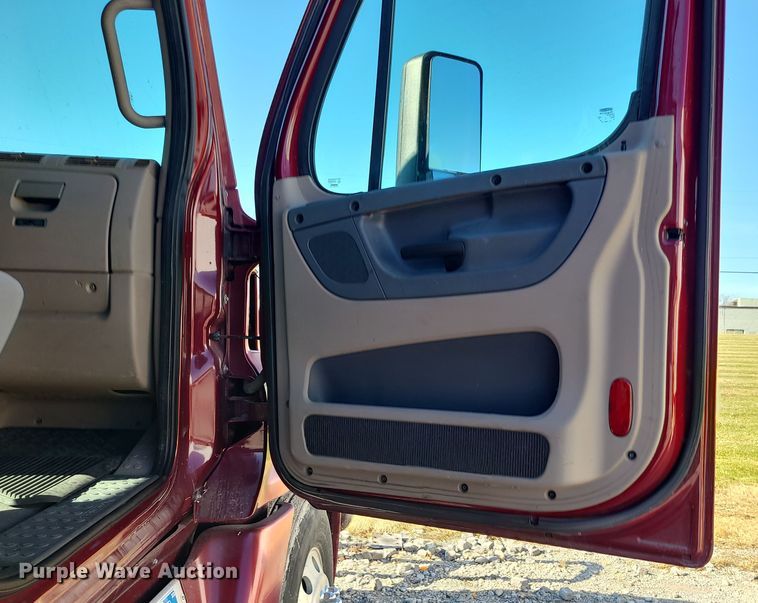 image for item MJ9535 2014 Freightliner Cascadia  semi truck