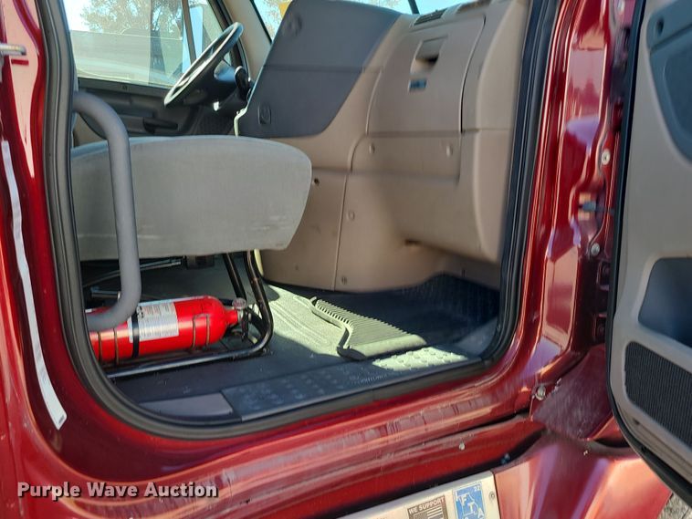 image for item MJ9535 2014 Freightliner Cascadia  semi truck