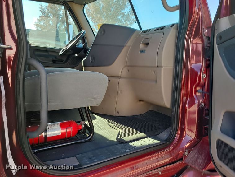 image for item MJ9535 2014 Freightliner Cascadia  semi truck