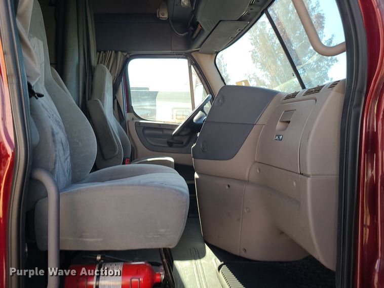 image for item MJ9535 2014 Freightliner Cascadia  semi truck